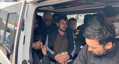 Polisi Görünce Kaçan Minibüsten 20 Düzensiz Göçmen Çıktı