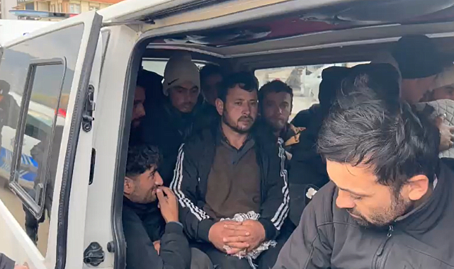 Polisi Görünce Kaçan Minibüsten 20 Düzensiz Göçmen Çıktı