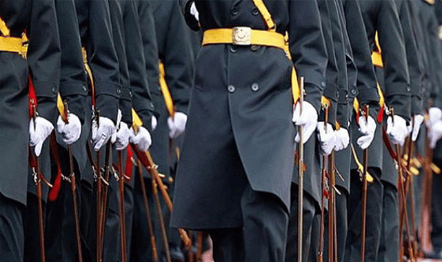 5 teğmen ve 3 disiplin amirine TSK'den ihraç kararı verdi