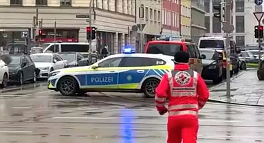 Münih'te Araç Kalabalığa Daldı!