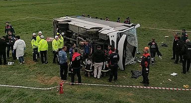 Sporcu Öğrencileri Taşıyan Midibüs Devrildi: 2 Ölü 26 Yaralı