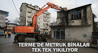 Terme’de Metruk Binalar Tek Tek Yıkılıyor