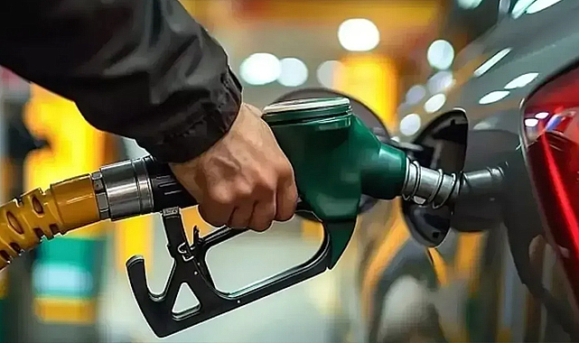 Akaryakıta yeni zam: Benzin ve motorin fiyatları 50 lirayı aştı