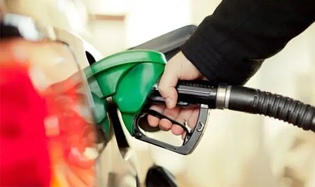 Akaryakıta yeni zam yolda: Benzin ve motorin fiyatları rekor seviyeye çıkıyor