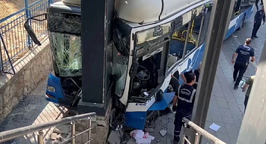 Ankara'da belediye otobüsü kaza yaptı: 20 kişi yaralandı