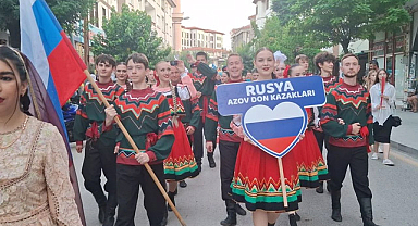 Beypazarı'nda Renkli Başlangıç: 2. Uluslararası Halk Dansları ve Müzik Festivali Kortejle Başladı
