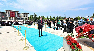 Cumhurbaşkanı Yardımcısı Yılmaz, 15 Temmuz Şehitler Anıtı’na çelenk bıraktı