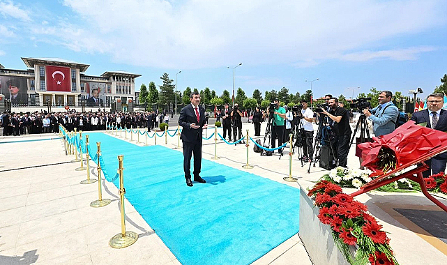 Cumhurbaşkanı Yardımcısı Yılmaz, 15 Temmuz Şehitler Anıtı’na çelenk bıraktı