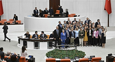 Tbmm Genel Kurulunda Chp'li Vekiller Kürsüyü İşgal Etti
