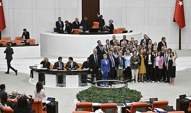 Tbmm Genel Kurulunda Chp'li Vekiller Kürsüyü İşgal Etti