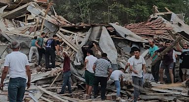 Bakan Yerlikaya: Sındırgı’daki yıkılan binada 3 kişi kurtarıldı