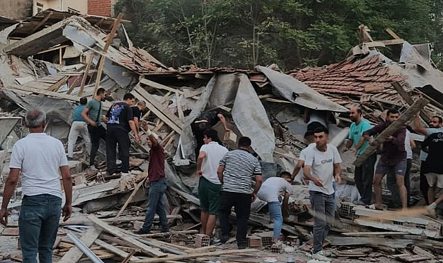 Bakan Yerlikaya: Sındırgı’daki yıkılan binada 3 kişi kurtarıldı