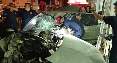 Adana’da otomobil mobilya mağazasına girdi: 1 yaralı