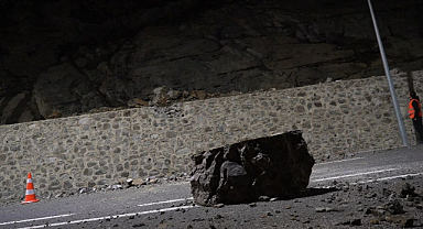 Artvin’de heyelan: Karadeniz sahil yolu trafiğe kapandı