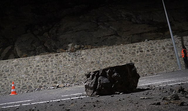 Artvin’de heyelan: Karadeniz sahil yolu trafiğe kapandı