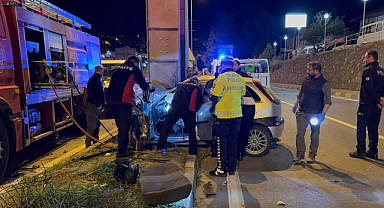 Kontrolden çıkan otomobil üst geçide çarptı: 2 genç hayatını kaybetti