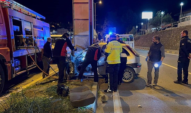 Kontrolden çıkan otomobil üst geçide çarptı: 2 genç hayatını kaybetti