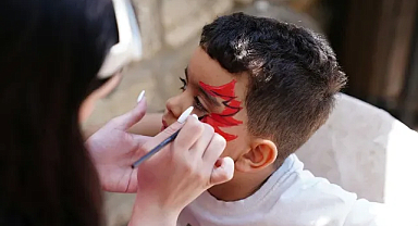 Sağlık Bakanlığı’ndan çocuklarda yüz boyalarına uyarı: “Güvenlik testi yapılmamış ürünlerden uzak durun”