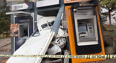 Otomobil ATM'ye girdi!