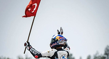 Toprak Razgatlıoğlu tarih yazdı: 3. kez dünya şampiyonu