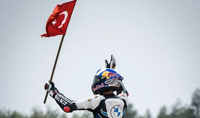 Toprak Razgatlıoğlu tarih yazdı: 3. kez dünya şampiyonu