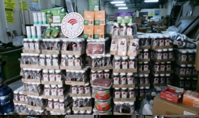 İzmir’de 30 ton son kullanım tarihi geçmiş gıda ele geçirildi