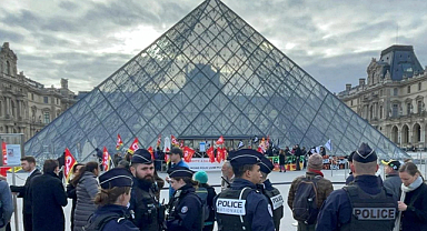 Louvre soygununda 4 yeni gözaltı: 88 milyon euro değerinde mücevherler kayıp