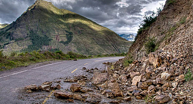 Sarp Sınır Kapısı Yolunda heyelan: Yol kısa sürede ulaşıma açıldı