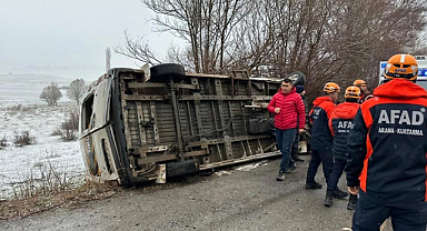 Sivas’ta öğrenci servisi devrildi: 15 yaralı