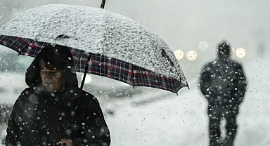 Yoğun kar yağışı ulaşımı aksatıyor: 22 yol trafiğe kapandı