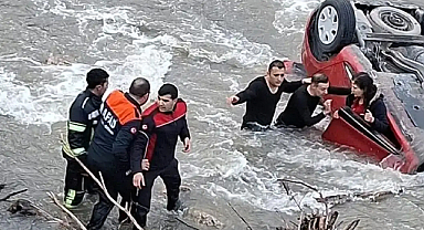 Amasya’da otomobil nehre uçtu: Anne ve kızı kurtarıldı