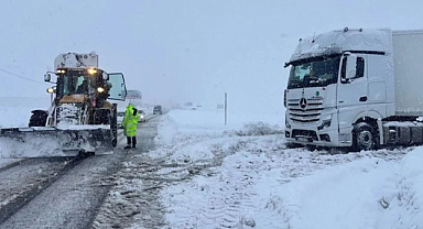 Kar ve tipi ulaşımı kilitledi: Çok sayıda yol kapalı