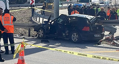 Kontrolden çıkan araç bariyerlere saplandı: 2 kişi yaşamını yitirdi