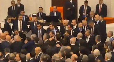 Meclis’te yeni bakanların yemin töreninde kavga çıktı