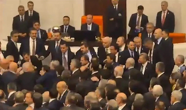 Meclis’te yeni bakanların yemin töreninde kavga çıktı