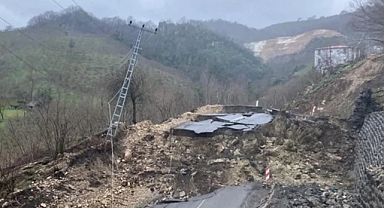 Ordu-Tokat yolunda heyelan: 300 metrelik bölüm çöktü
