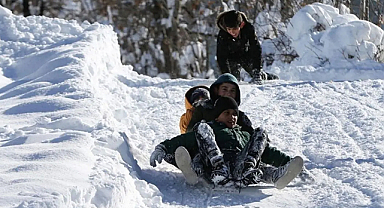 Yoğun kar yağışı eğitimi durdurdu: 8 ilde okullar tatil