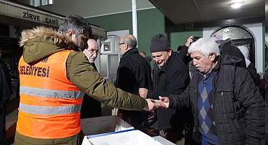 Atakum Belediyesi Kadir Gecesi dolayısıyla vatandaşlara lokma dağıttı