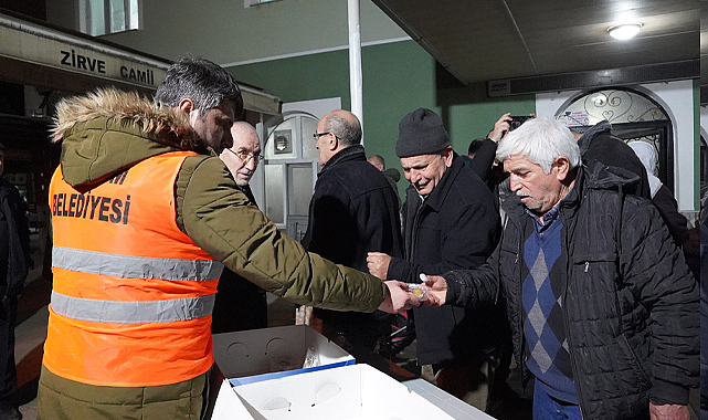 Atakum Belediyesi Kadir Gecesi dolayısıyla vatandaşlara lokma dağıttı