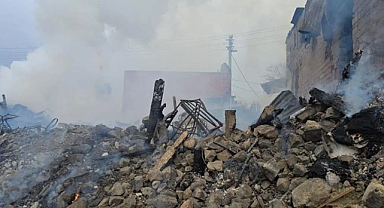 Bolu'da korkutan yangın: 5 ev ve 8 samanlık küle döndü