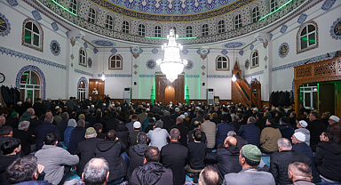 Canik'te Binler Kadir Gecesi'nde Ellerini Semaya Açtı 