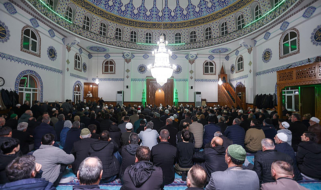 Canik'te Binler Kadir Gecesi'nde Ellerini Semaya Açtı