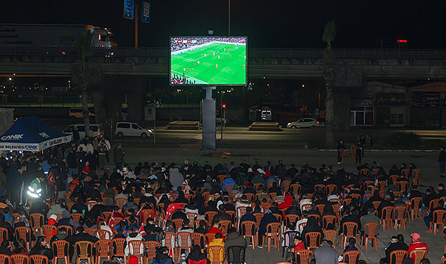 Canik'te Milli Maç Heyecanı Dev Ekranla Paylaşıldı