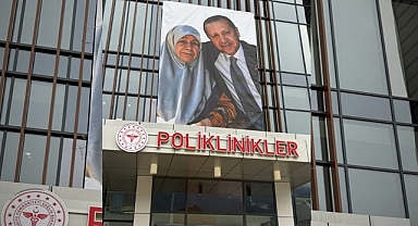 Cumhurbaşkanı Erdoğan’a anlamlı sürpriz: Tenzile Erdoğan’ın fotoğrafı asıldı
