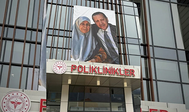 Cumhurbaşkanı Erdoğan’a anlamlı sürpriz: Tenzile Erdoğan’ın fotoğrafı asıldı