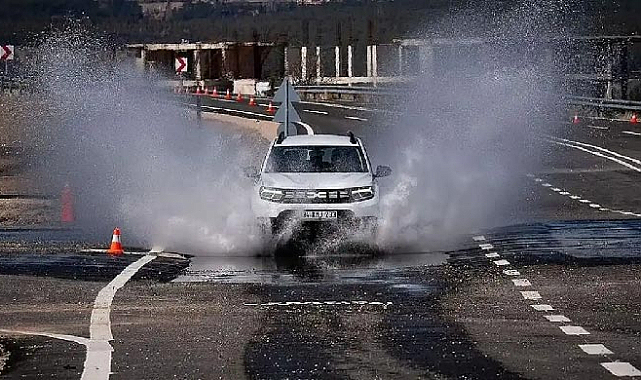 Trafik polislerine zorlu parkurda sürüş eğitimi veriliyor