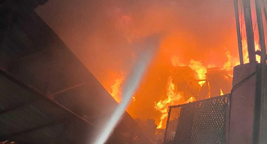 Adana’da geri dönüşüm fabrikasında korkutan yangın