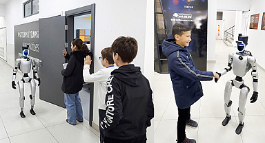 Bu İlçede Sınava Giren Öğrencileri İnsansı Robot Karşılıyor 