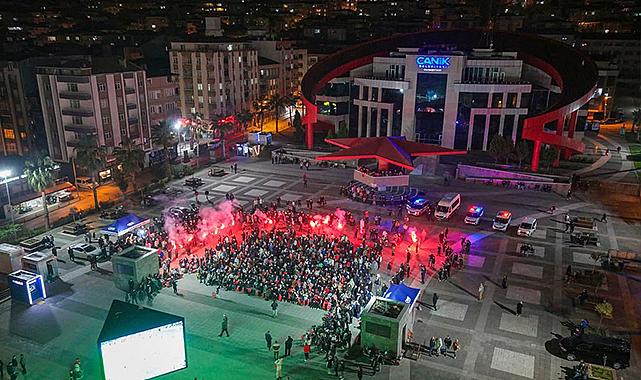 Canik'te Tribün Ruhu Meydana Taşındı: Dev Ekranla Milli Maç Coşkusu Yaşandı