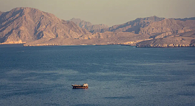 Hürmüz Boğazı’nda üç konteyner gemisi silahlı saldırıya uğradı